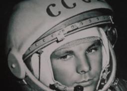 Коллекция плакатов посвященных дню космонавтики